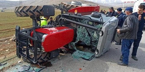 Devrilen traktörün sürücüsü kabin sayesinde hayatta kaldı