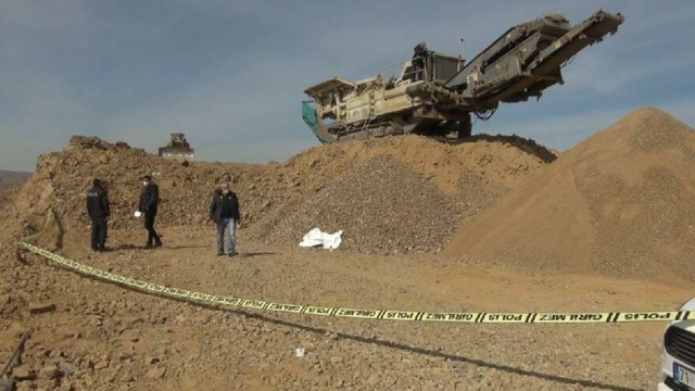 Taş kırma makinesinin haznesine düşen operatör öldü