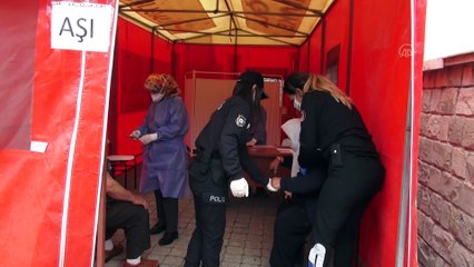 MUĞLA - Fethiye'de yalnız yaşayan 78 yaşlarında 2 vatandaşın Kovid-19 aşısı polislerce yaptırıldı