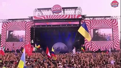 Imagine Dragons chante "Demons" en live