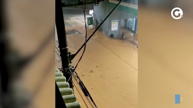 Morador é surpreendido por raio enquanto filma alagamento em Itaguaçu