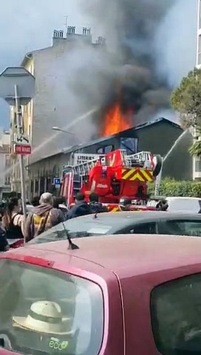 Violent incendie dans un entrepôt à Nice, un im...