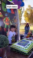 Niño "explota" contra tía por empujarlo a pastel de cumpleaños