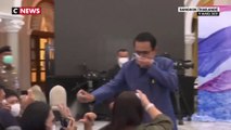 Vidéo : le Premier ministre thaïlandais s’énerve et les asperge les journalistes de désinfectant