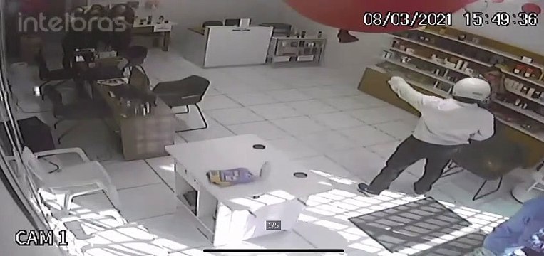 Bandidos invadem perfumaria e assaltam clientes e funcionários em Sousa