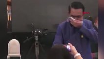 Son dakika haber: Tayland Başbakanı Chan-o-cha muhabirlere dezenfektan sıktı