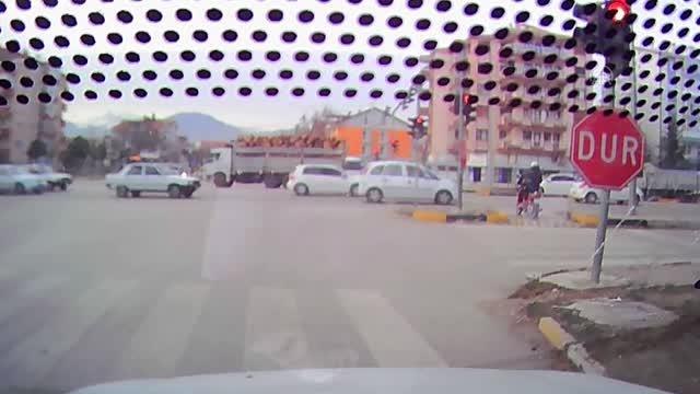 Son dakika haberleri... Motosiklet ile tırın çarpıştığı kaza otomobilin kamerasına yansıdı