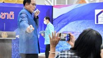 Kabine değişikliği sorusuna kızan Tayland Başbakanı gazetecilerin üzerine dezenfektan sıktı