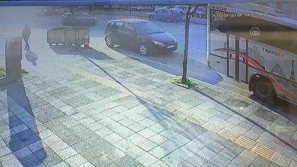Motosikletin otomobille çarpışması güvenlik kamerasında