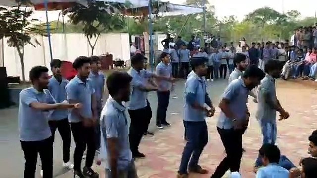 flashmob dance by boys and girls
