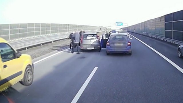 Des automobilistes arrêtent un conducteur ivre en plein milieu de l'autoroute