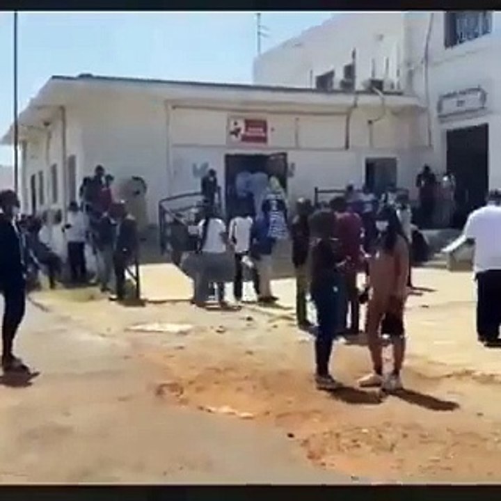 Les manifestantsterroristes, mbeurs,bandits ce sont rendus ce matin au CNTS pour faire un don de sang