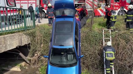 Dereye uçan araç dik durdu: 2 yaralı