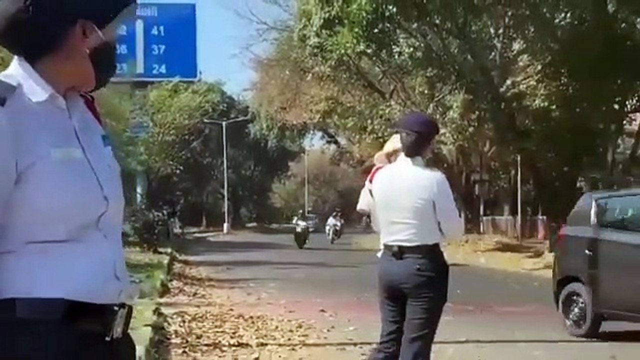 मां के जज्बे को सलामः गोद में छोटा बच्चा लेकर महिला कांस्टेबल निभा रही ड्यूटी, सोशल मीडिया पर वायरल