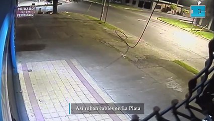 Así roban cables en La Plata