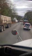 Tráiler volcó y prendió en llamas en Ruta al Atlántico