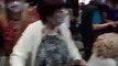 Indignante: muchos abuelos mayores de 80 amontonados en el Luna Park
