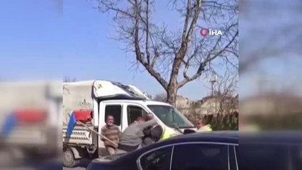 Son dakika haberleri: Zeytinburnu'nda yumrukların havada uçuştuğu yol kavgası kamerada