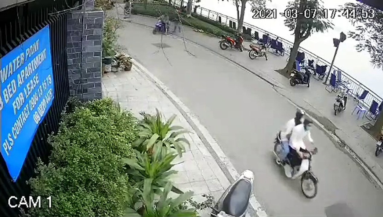 Thanh niên ngồi cà phê ở Hồ Tây bị “nhảy” xe SH, trộm không nổ được máy thì dắt chạy bộ luôn
