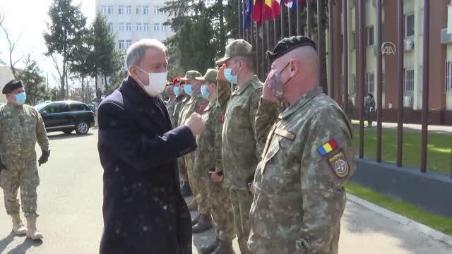 Son dakika haber... Milli Savunma Bakanı Akar, Bükreş Türk Şehitliği'ni ziyaret etti