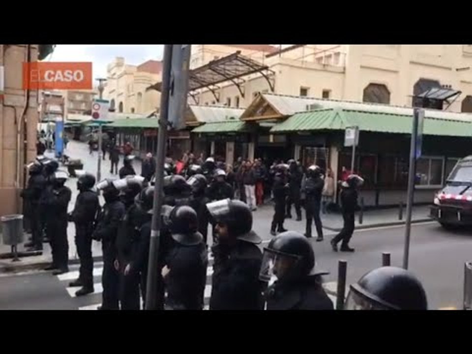 Aficionados ultras del Lyon encapsulados por los Mossos en la zona de Collbanc