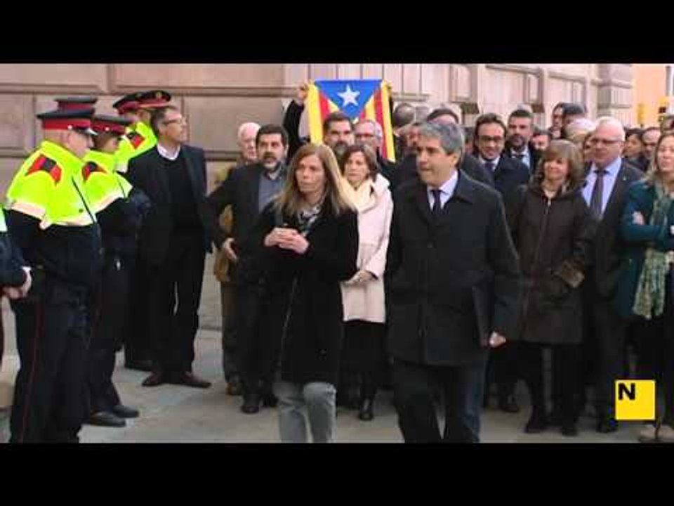 Homs declara davant del TSJC pel 9N emparat per un centenar de persones