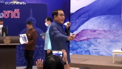 شاهد: رئيس الوزراء التايلاندي يرش الصحفيين بمادة مطهرة لتجنب الأسئلة