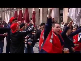 'Hooligans' del Arsenal se mofan de indigentes en Barcelona