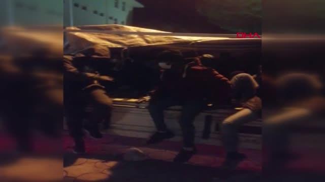 İZMİR Jandarma, kamyonette 25 kaçak göçmen yakaladı