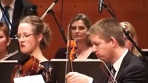 Les musiciens de l'orchestre mangent tous un piment avant de jouer