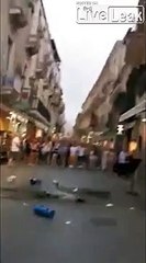 Dispute de couple en pleine rue en italie... elle lui balance ses affaires par la fenêtre