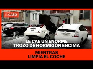 Le cae un enorme trozo de hormigón encima mientras limpia el coche