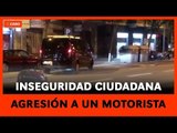 Un hombre arrolla, agrede, roba y amenaza a un motorista de 25 años en Barcelona