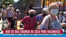 Vacunatorio de Boedo, en el predio del estadio de San Lorenzo: Adultos mayores esperando sin distancia social