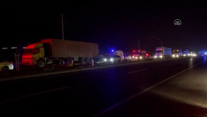 İZMİR - Tıra çarpan otomobilin sürücüsü hayatını kaybetti