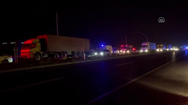 İZMİR - Tıra çarpan otomobilin sürücüsü hayatını kaybetti