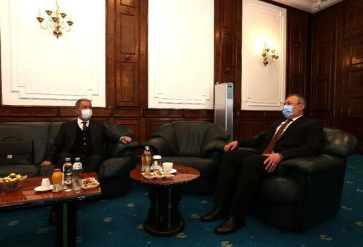 Son dakika haber: Bakan Akar, Romanya'da Bükreş Büyükelçiliği'ni ziyaret etti