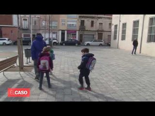 Famílies recollint els infants a les escoles Angeleta Ferrer i Antonio Machado de Mataró