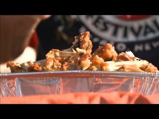 Concurs de menjar aletes de pollastre