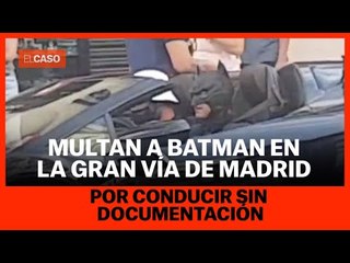 Multan a 'Batman' por conducir sin documentación por la Gran Vía de Madrid