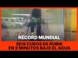 Un chico hace seis cubos de Rubik bajo el agua en dos minutos récord mundial