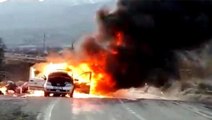 Elazığ'da bir araç alevlere teslim oldu, görüntüler film sahnelerini aratmadı