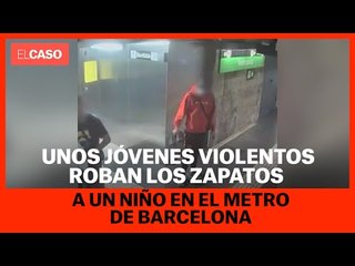 Unos jóvenes violentos roban los zapatos a un niño en el metro de Barcelona
