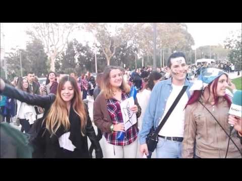 Cues de fans d'OT esperen cantant a les portes del Sant Jordi