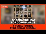 Los echan del bar por coronavirus y ven el fútbol pegados al cristal