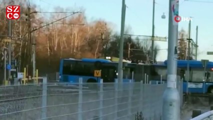 İsveç’te tren otobüsü biçti