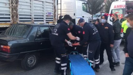 KÜTAHYA Kırmızı ışık ihlali yapan TIR, otomobile çarptı 3 yaralı