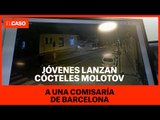 Jóvenes lanzan cócteles molotov a una comisaría de Barcelona