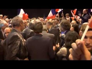 Arrojan un paquete de harina a François Fillon