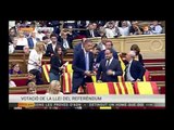 Banderes espanyoles i senyeres ocupen els escons del PP al Parlament